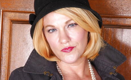 Very attractive american older Kelsey Johnson reveals her butt in hot lingerie and hairy beaver 