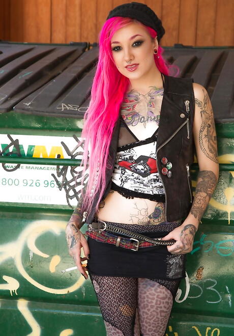 Sultry american babe Kelsi Lynn in smoking fetish 