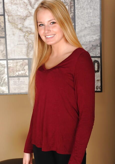 Sexy american blonde young Scarlett Sage in hot undies makes some foot fetish 