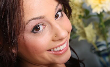 Svelte american young Mindy reveals her butt in lingerie and masturbates 