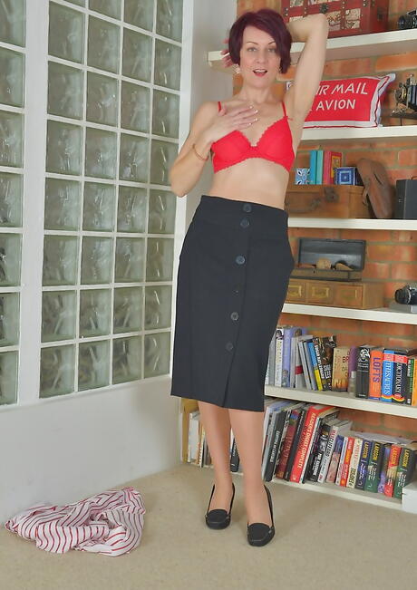 Shapely british older Penny Brooks exposes small tits and toys her pussy 