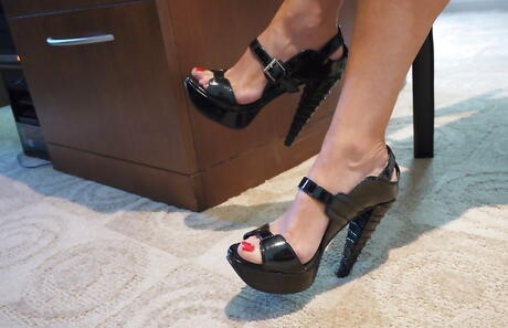 Superb american older Sandra Otterson in sexy skirt in foot fetish show 