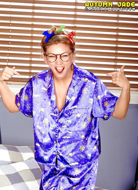 Attractive american milf Autumn Jade showing big titties and puting a toy in her pussy 