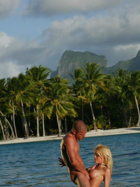 Enticing american blonde milf Jesse Jane hard fucked at beach