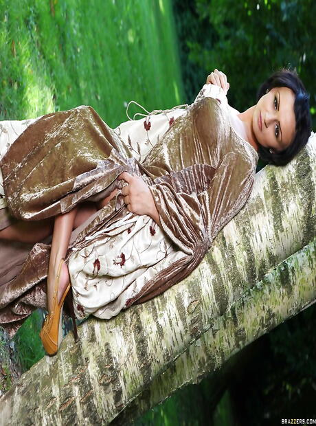 Delightful british porn star Keira Knight showing big boobies and pussy outdoor