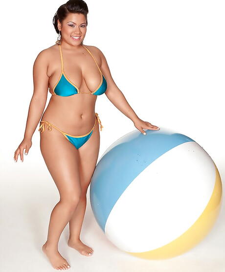 Enticing brunette cutie Lanea Love in beautiful bikini showing her beauty 