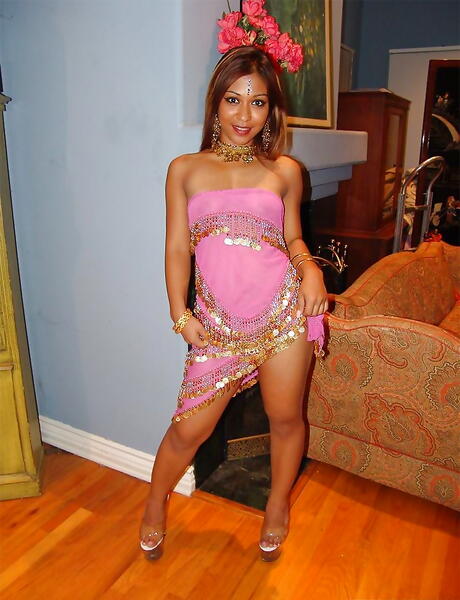 Hot indian babe Paglia shows big knockers and hot butt 