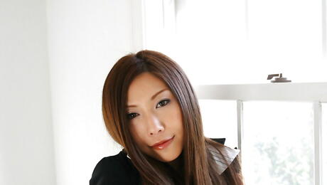 Amazing japanese cutie Seira Narumi reveals her butt 