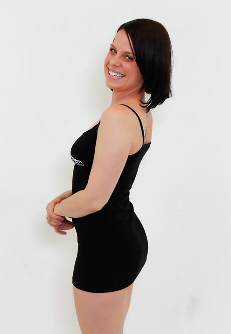 Slim american milf Shelly Starr reveals tiny tits and sexy ass 