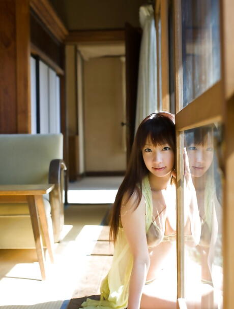 Foxy japanese teen Hina Kurumi in sexy lingery spreading pussy 