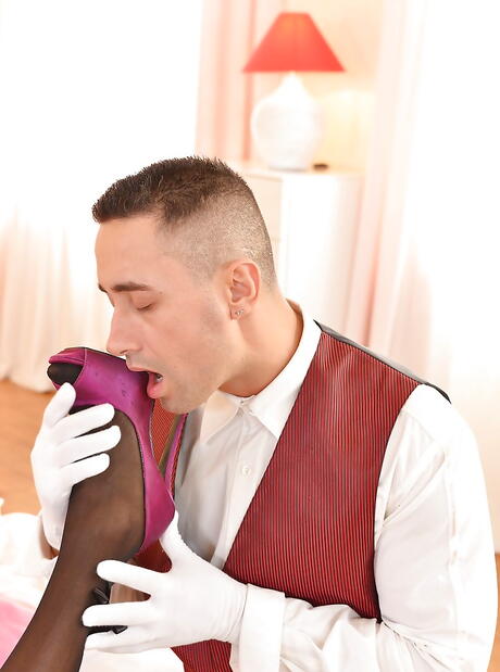 Sexy philippine milf Jasmine Webb in hose makes some hot foot fetish action 