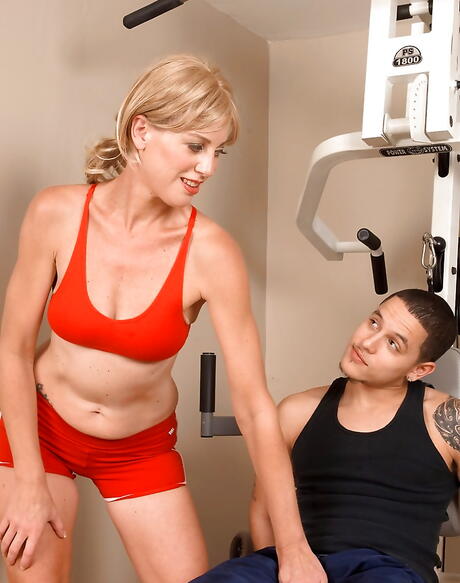 Sultry american mature Liz Summers in shorts drilled in the ass after good cock sucking 