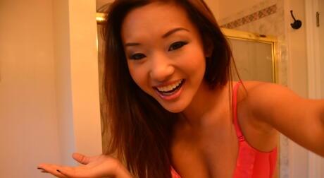 Hot chinese babe Alina Li exposes her ass in the bathroom