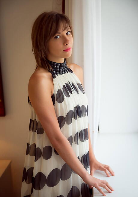 Gracile young Eddison exhibiting small tits and spreading her legs 