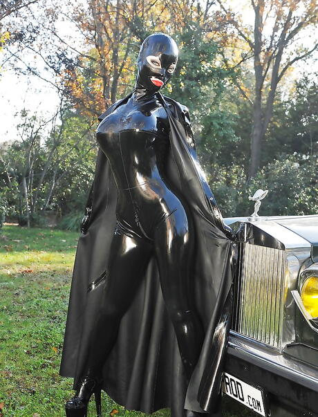 Hot british babe Latex Lucy in fetish gallery outdoor