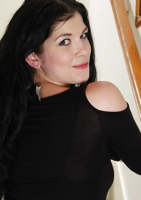 Rangy american milf Veronica Stewart showing small tits and spreading her legs 