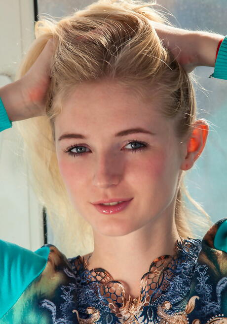 Sexy blond teen Leona Honey in sexy jeans makes some hot foot fetish 