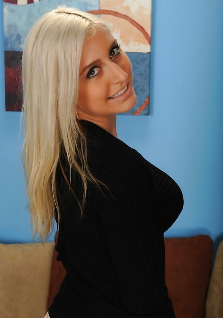 Sexy american blonde youthful Xandra Sixx loves foot fetish 