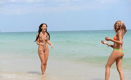 Stunning women Kelly Diamond Xxx and her girlfriend pleasing each other on the beach