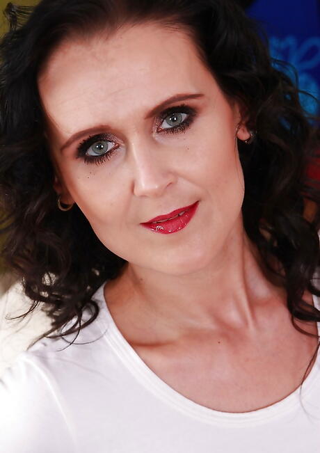 Sultry aged Jana Barret exposes her ass in jeans and shaved pussy 