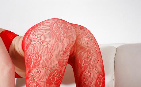 Deluxe babe Maggies exhibiting her butt 