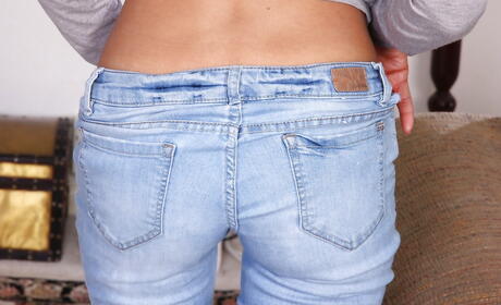 Shapely milf Aria Deras exhibiting small tits and bald pussy 