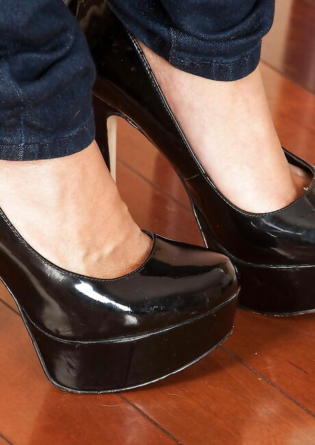 Very attractive american milf Nikko Jordan in jeans in nasty foot fetish 