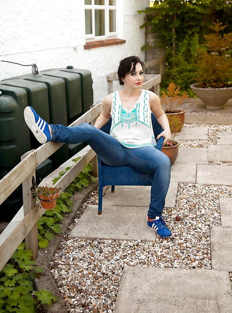 Seductive milf Jena in tight jeans denudes big boobies and sissy outdoor