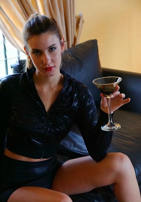 Stunning teen Camila Ostende in foot fetish show 