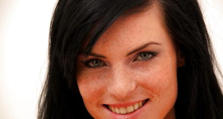 Inviting brunette babe Eileen exhibiting big knockers and puting a toy in her cunt 