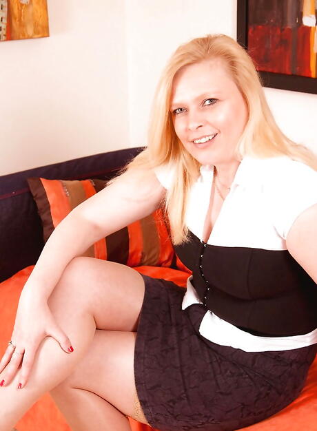 Charming blond milf Tamara is foot fetishist 