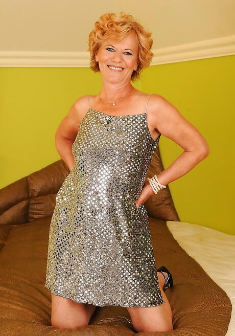 Very attractive older Lili in nice skirt spreading her legs 