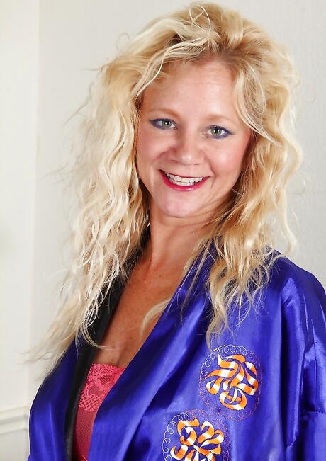 Sexy blond mature Ali Jones exhibiting big boobies and hairy beaver 