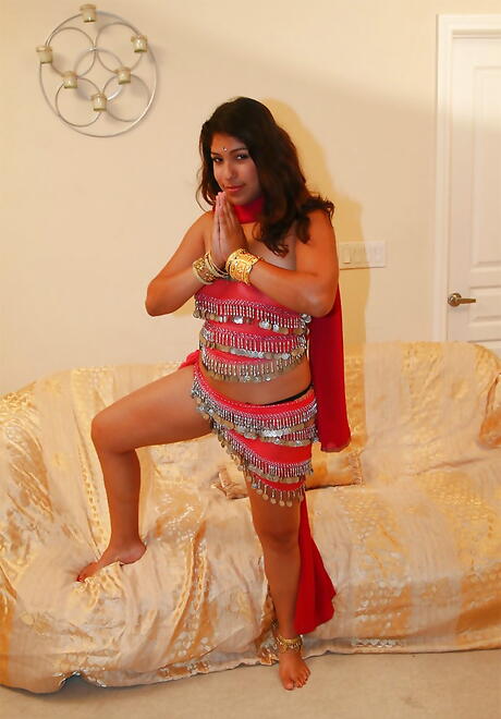 Hot indian Shari exposes her butt 