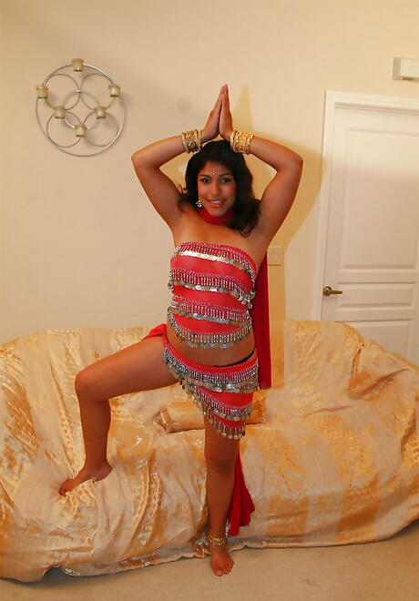 Hot indian Shari exposes her butt 