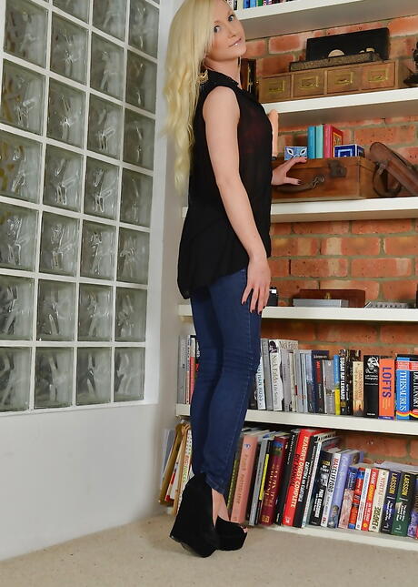 Shapely blond teen Chloe in jeans revealing her butt and spreading her legs 