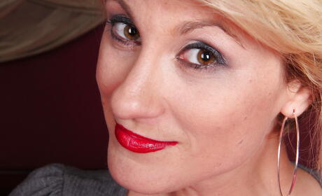 Very attractive older Jayden Monroe exhibits her ass in sexy undies and loves dildo 