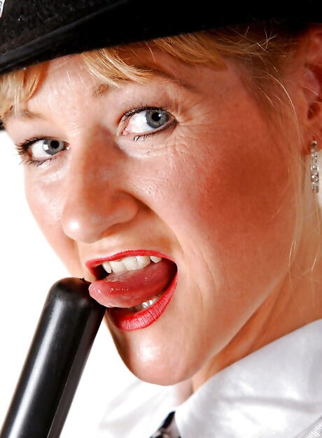 Sultry american older Suzy exhibiting big boobies and puting a toy in her cunt 