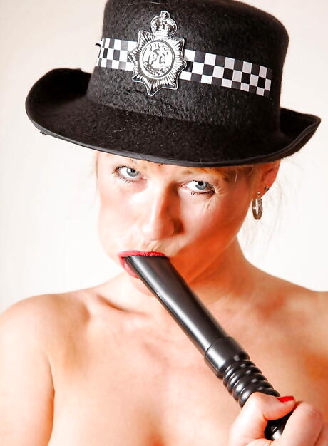 Sultry american older Suzy exhibiting big boobies and puting a toy in her cunt 