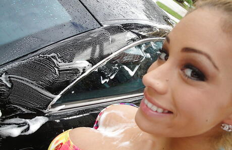 Inviting colombian babe Jamie Valentine bares big knockers and hot ass in car