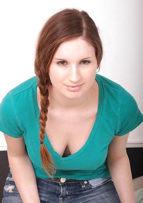 Appealing hottie Giullietta exhibiting big boobs and jerking off 