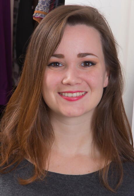 Tempting hottie Kelly Morgan loves foot fetish 