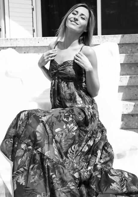 Sylphlike blond hottie Janelle B in fancy skirt makes some hot foot fetish action outdoor