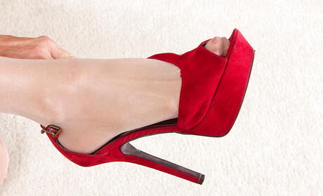 Curious american mature Rae Hart makes some foot fetish 