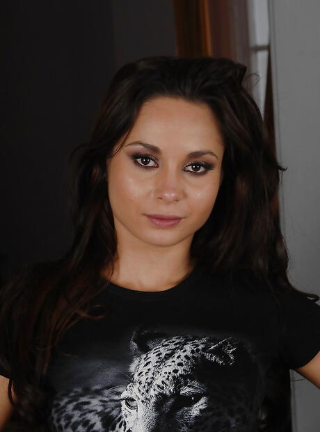 Very attractive russian brunette Aurelly Rebel in tight jeans makes some hot foot fetish 