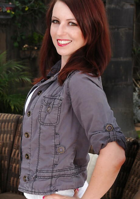 Stunning american milf Violet Rose in jeans revealing her ass and spreading her legs 