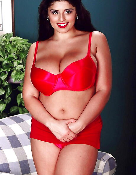 Glamorous brittish milf Kerry Marie in lingerie denudes big boobies and toys her twat 