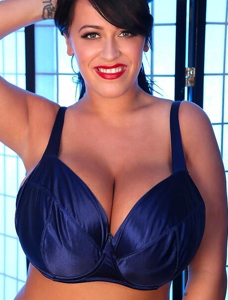 Enchanting brittish pornstar Leanne Crow in hot sexy underwear