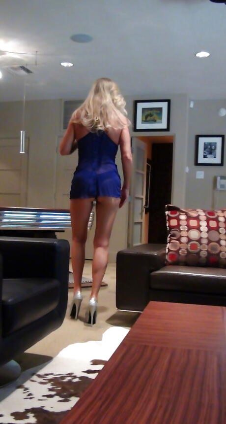 Sexy american aged Sandra Otterson in nice skirt shows big knockers and butt 