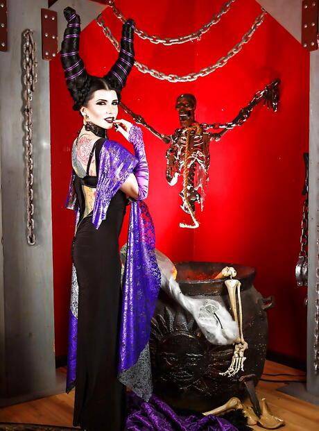 Alluring american milf Romi Rain denudes big tits and vagina 